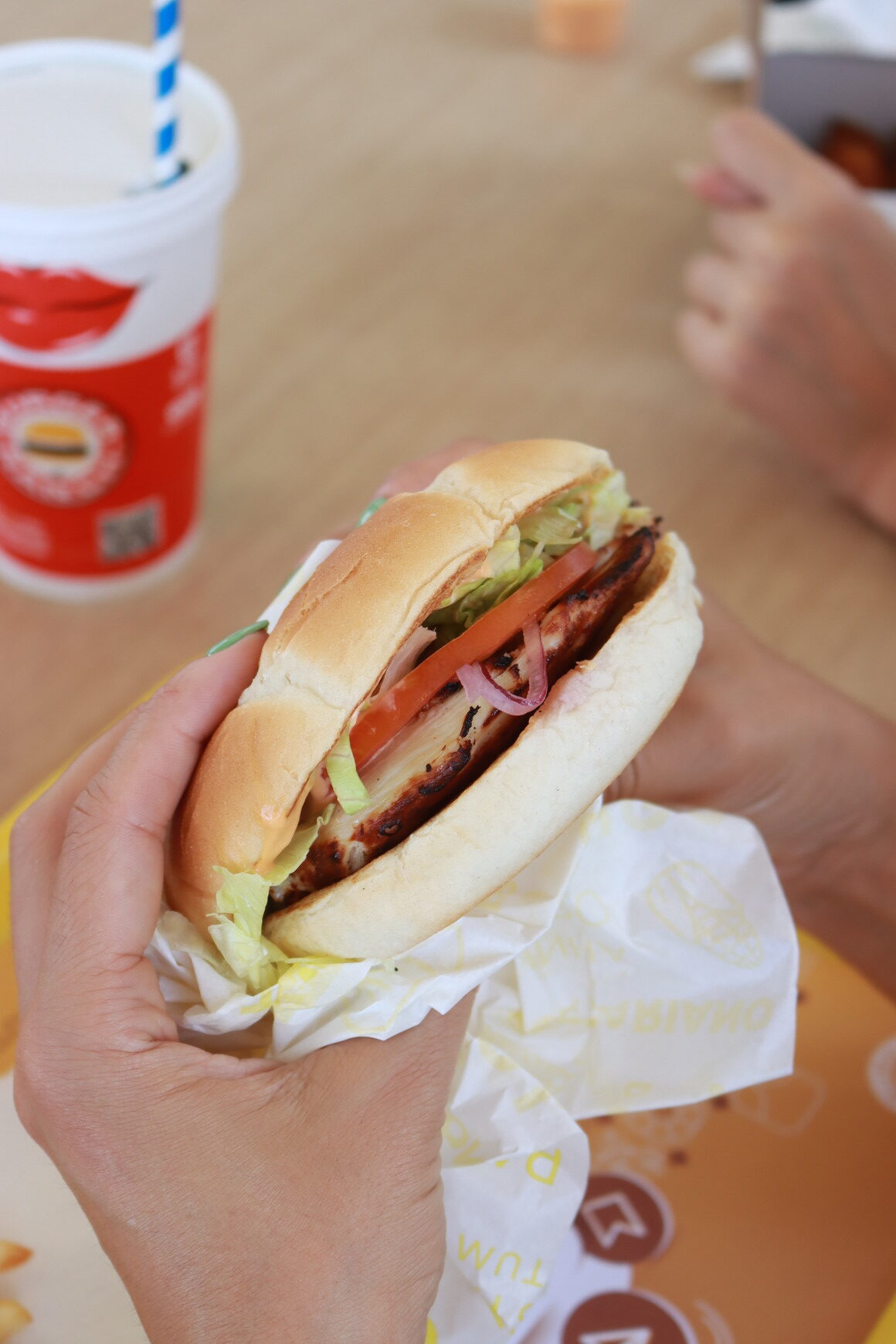 Pessoa a comer um hamburger