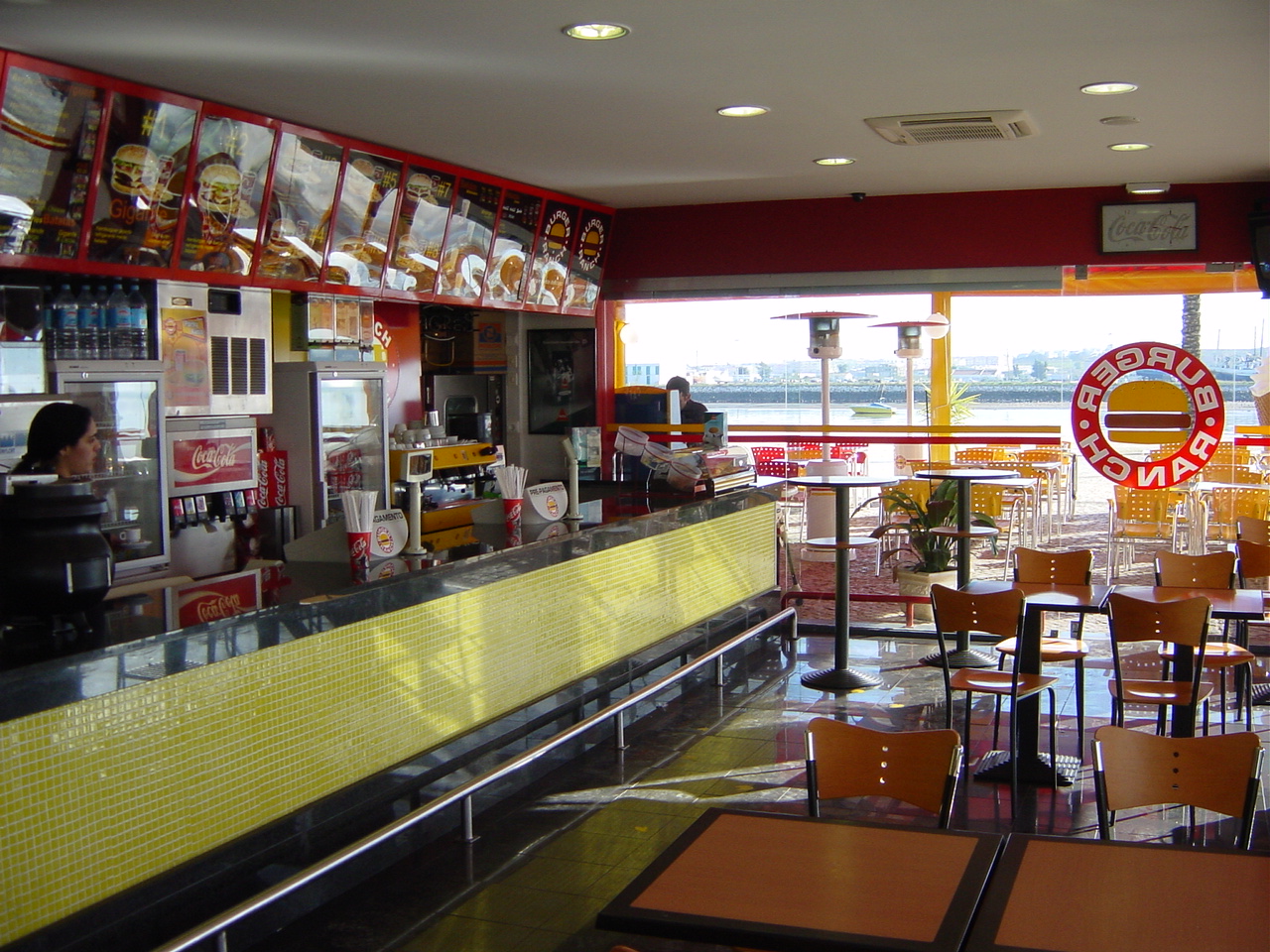 Interior de uma loja antiga do Burger Ranch